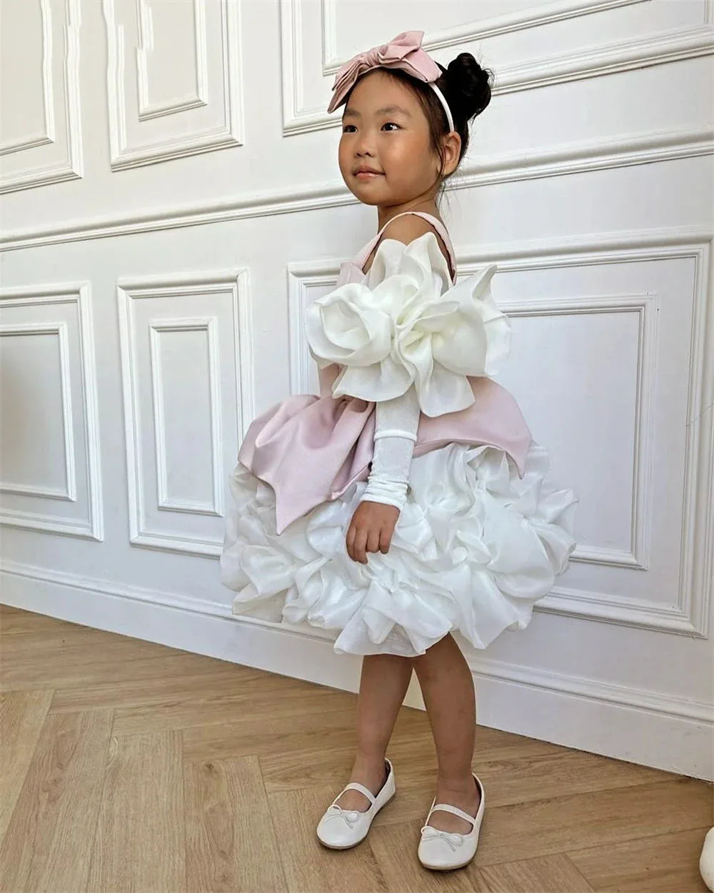 Abiti da ragazza di fiore rosa personalizzati per matrimonio a strati in raso con spalle scoperte Bellissimo abito da ballo per festa di compleanno per servizio fotografico per bambini