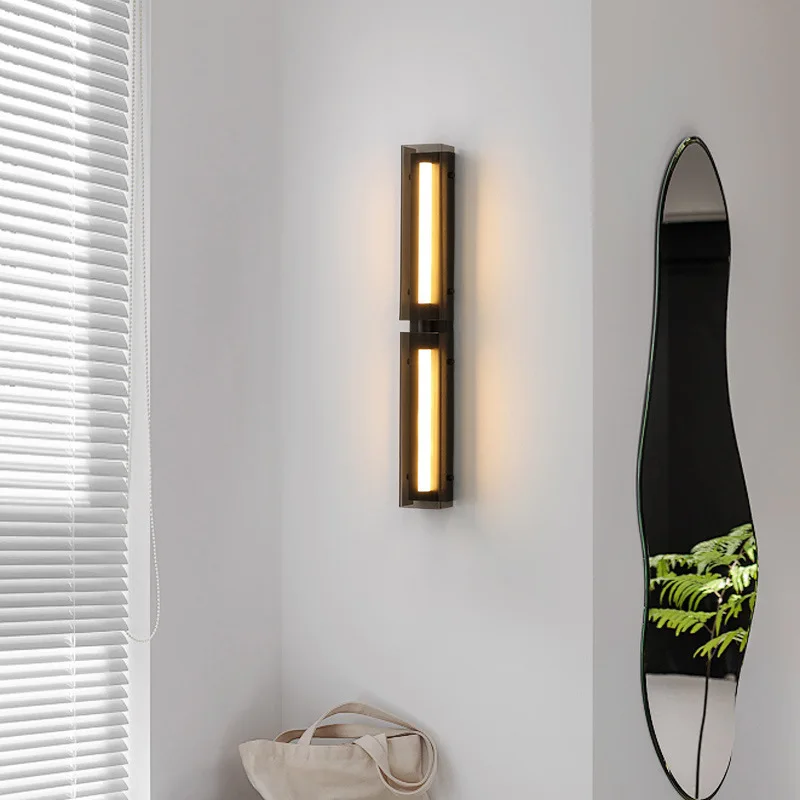 Prosta włoska lampa ścienna Minimalistyczna dekoracja w stylu influencera do sypialni, salonu, na ścianę tła, designerska listwa o tworzącej atmosferze.