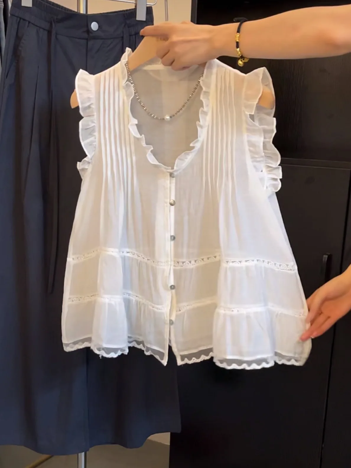 

Elegant White Sleeveless V-Neck Lace Trim Shirt for Women Summer 2026 New Style Loose Fit French Style Breathable Polyester