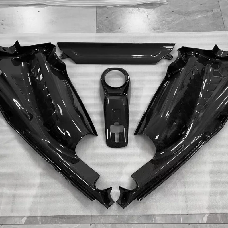 Suitable for Customizing High-quality Dry Carbon Fiber Engine Compartment Front Cover Body Parts for Ferrari F8