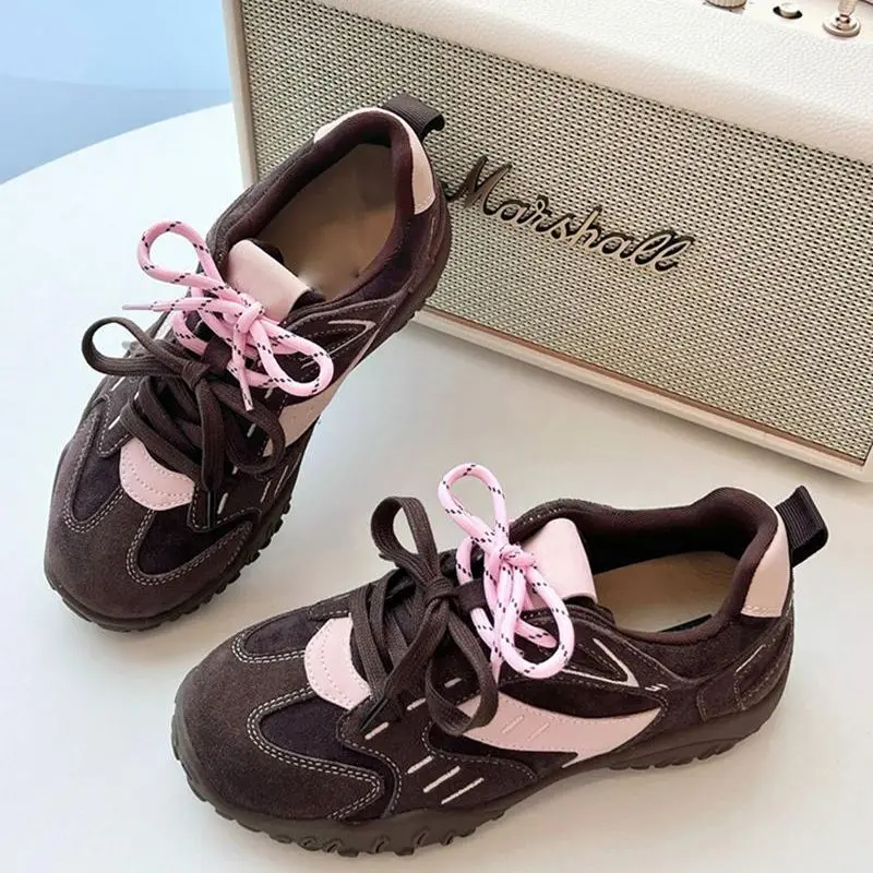 النساء أحذية رياضية مسطحة 2025 الخريف جديد جولة تو لينة وحيد المضادة للانزلاق مقاومة للاهتراء منخفضة أعلى حذاء واحد موضة أحذية رياضية كاجوال