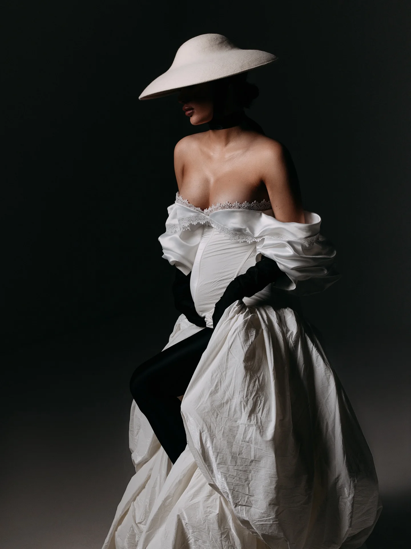 Nieuwe collectie witte taft zwangerschapsjurk fotoshoot kant off-shoulder kapmouwtjes volume rok unieke babyshowerjurken 2026