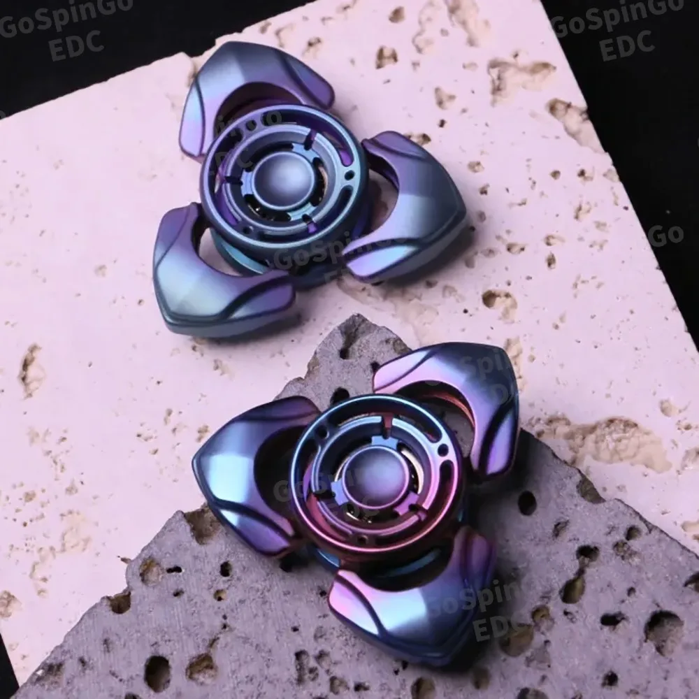 安定した EDC ミニフィジェットスピナー 大人向けフィジェットトイ ジルコニウム製三枚刃フィジェットスピナー ストレス解消玩具