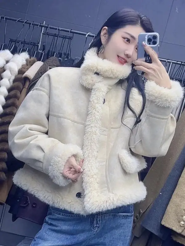 Jaqueta Feminina com Design Exclusivo de Recortes, Moda Primavera, Toque Premium, Algodão, Couro e Pele Integrados, Estilo Urbano Moderno, Casual com Gola Alta