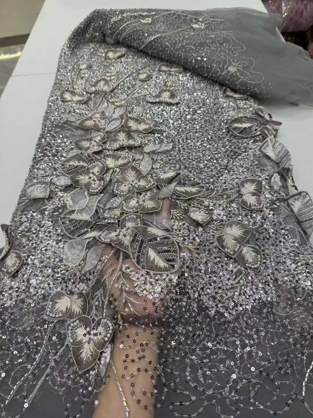 Tessuto di pizzo da sposo con ricamo in rilievo a rete francese di moda con paillettes Tessuto africano nigeriano per abito da sposa cucito da donna