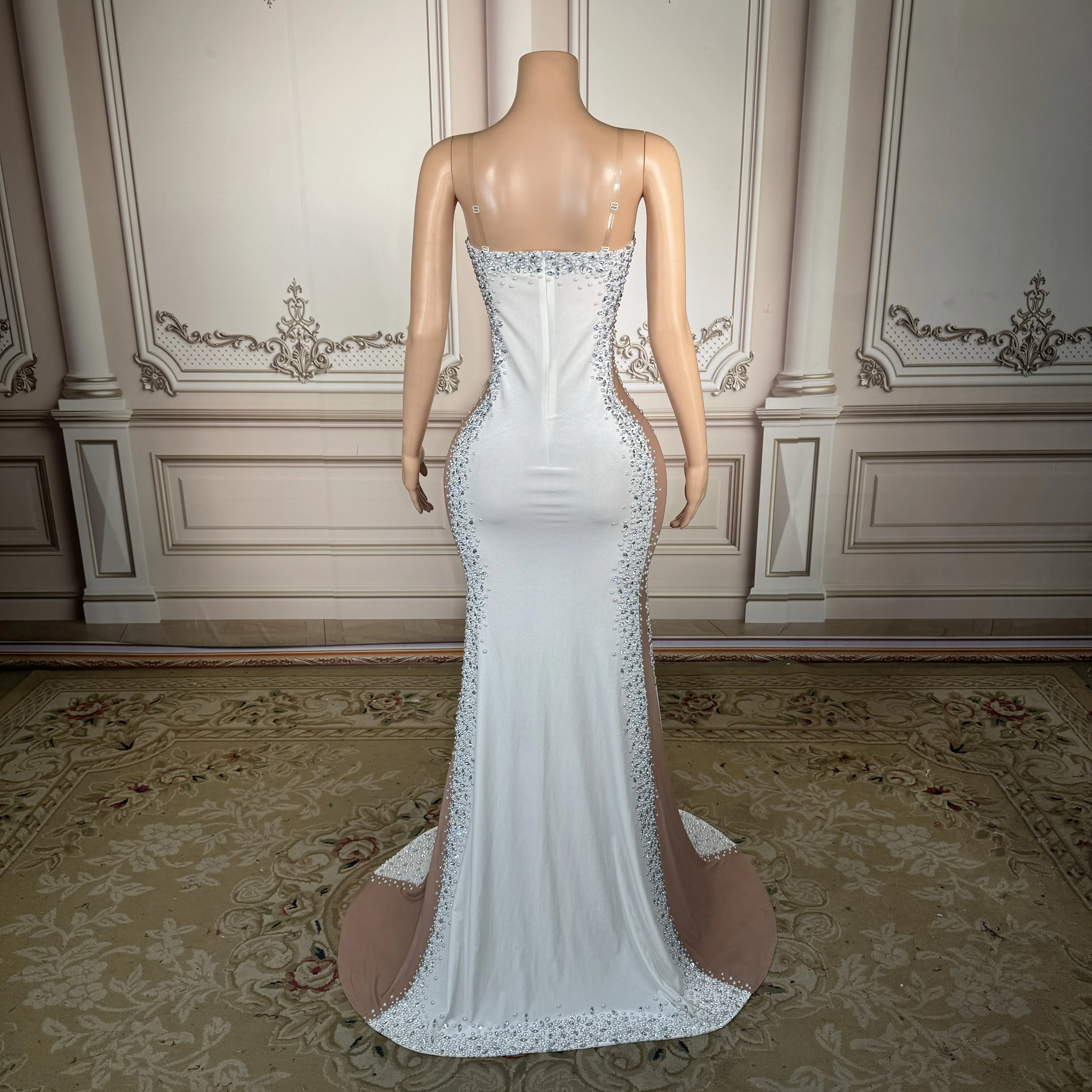 Robe longue sexy dos nu avec strass et perles, idéale pour les performances de chanteuses, les hôtesses et les soirées de gala.