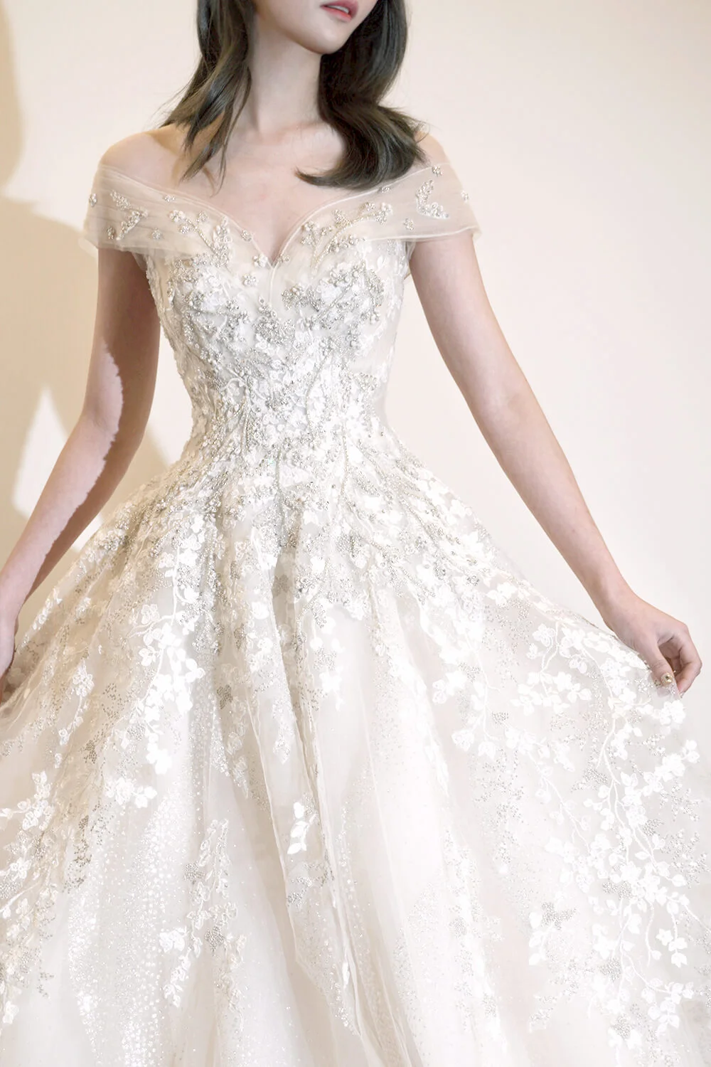 

2025 Custom Bridal Gown Elegant Lady Lace Embellishment Bead Frill Princess Style Backless Design Wedding Dress