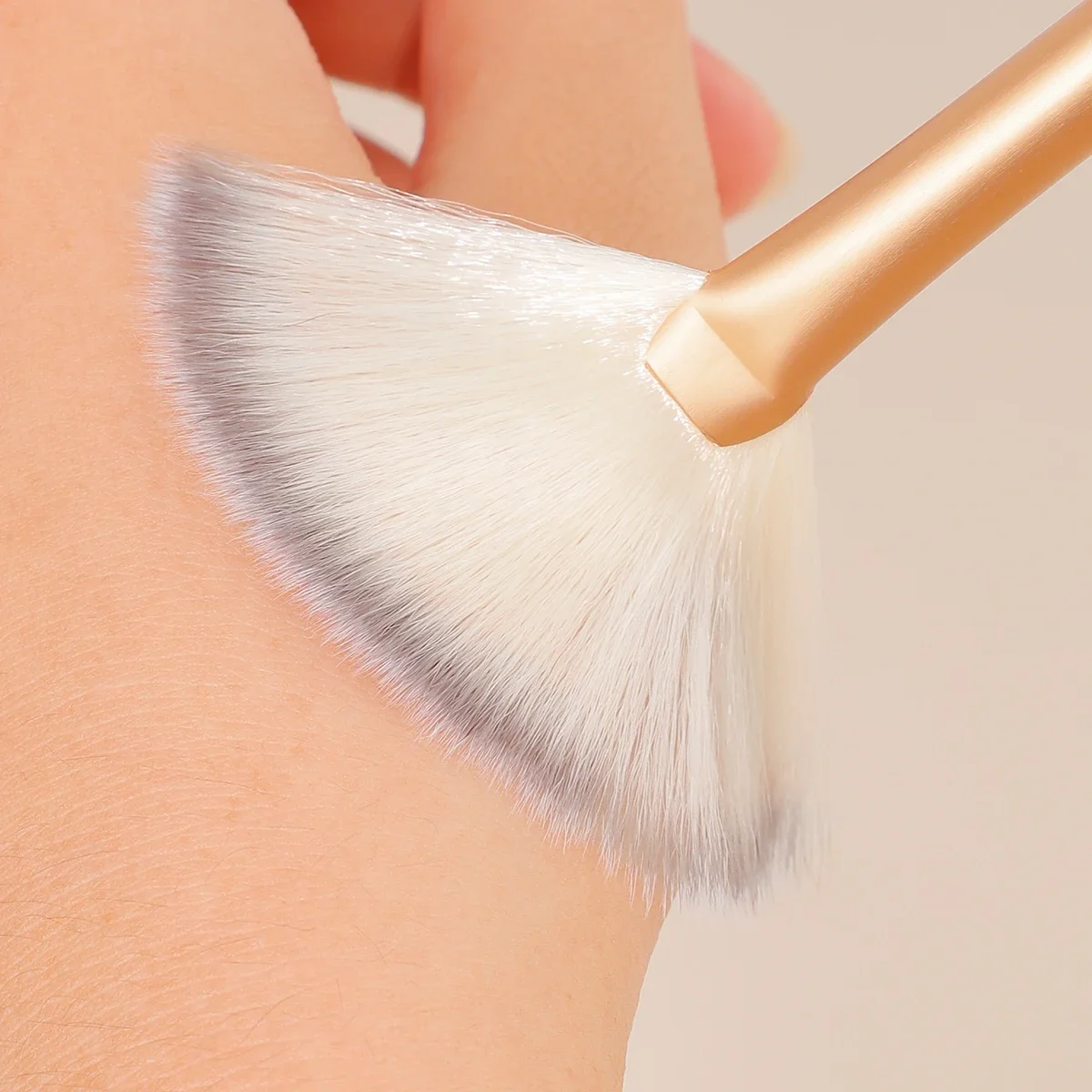 Nuevos cepillos faciales prácticos, brochas de maquillaje con ventilador, brochas suaves y portátiles para máscara, herramientas cosméticas para mujeres y niñas, abalorio de uñas Beaut