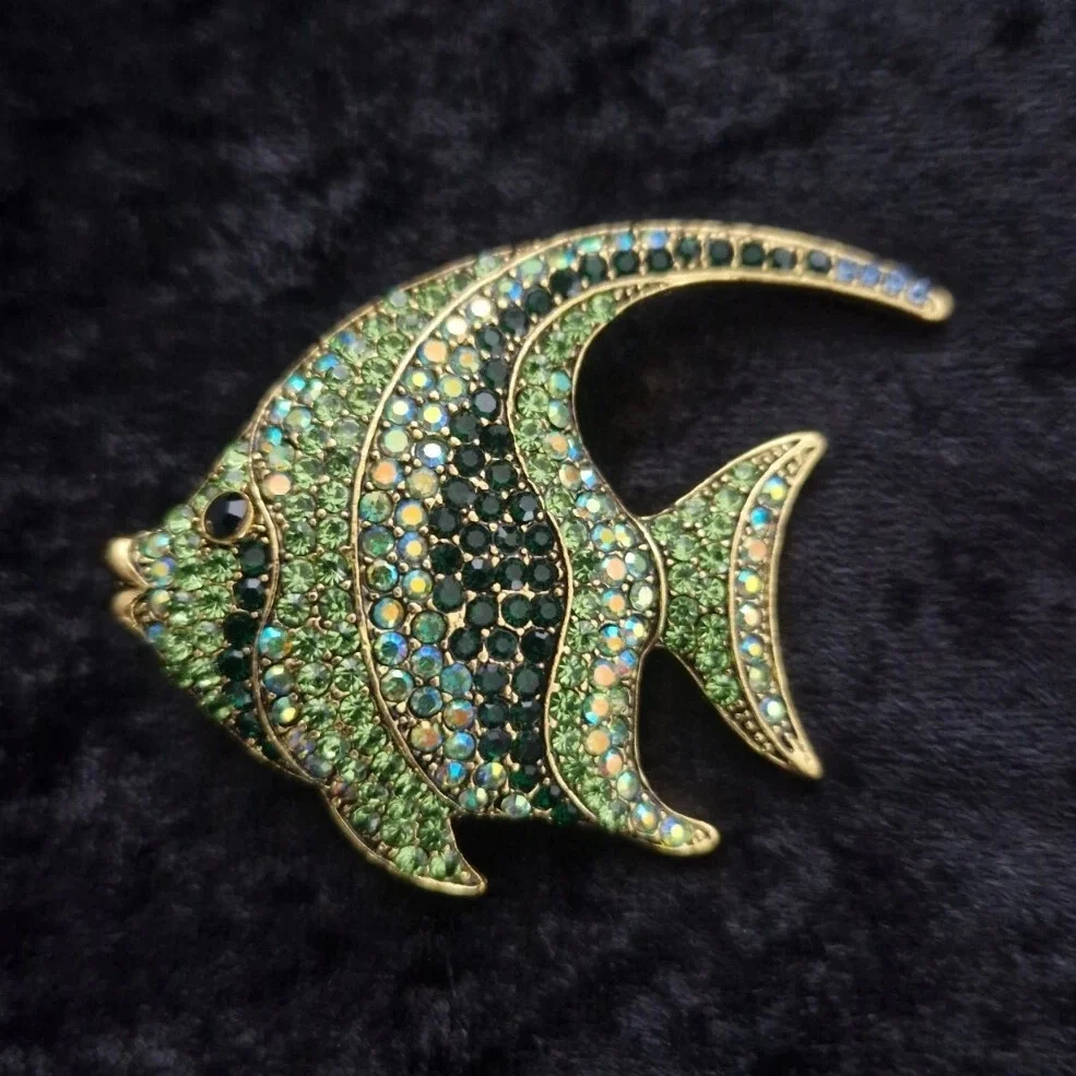 Mode Exquisite Voller Kristall Grüne Farbe Fisch Pin Für Frauen Männer Luxus Strass Brosche Abzeichen