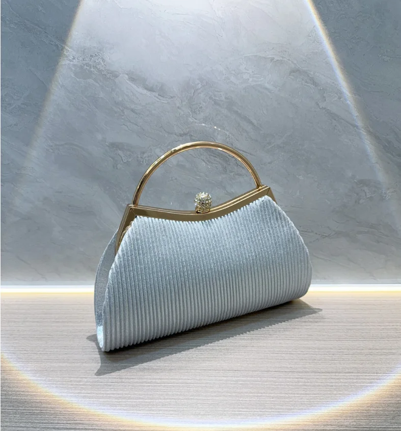 lindo-e-luxuoso-de-couro-listrado-e-a-bolsa-de-noite-com-corrente-moderna-e-elegante-sao-adequadas-para-usar-bolsa-mujer