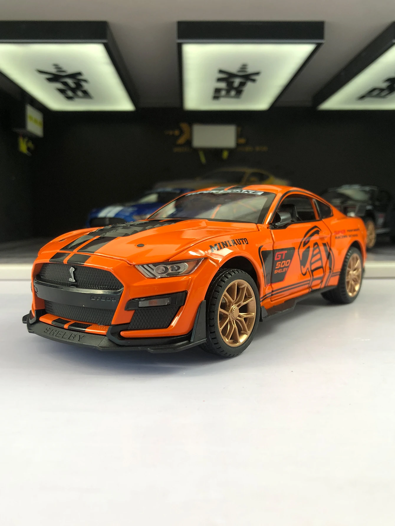 

1: 24, имитация спортивного автомобиля GT500 из цинкового сплава, статическое украшение, металлический коллекционный подарочный автомобиль