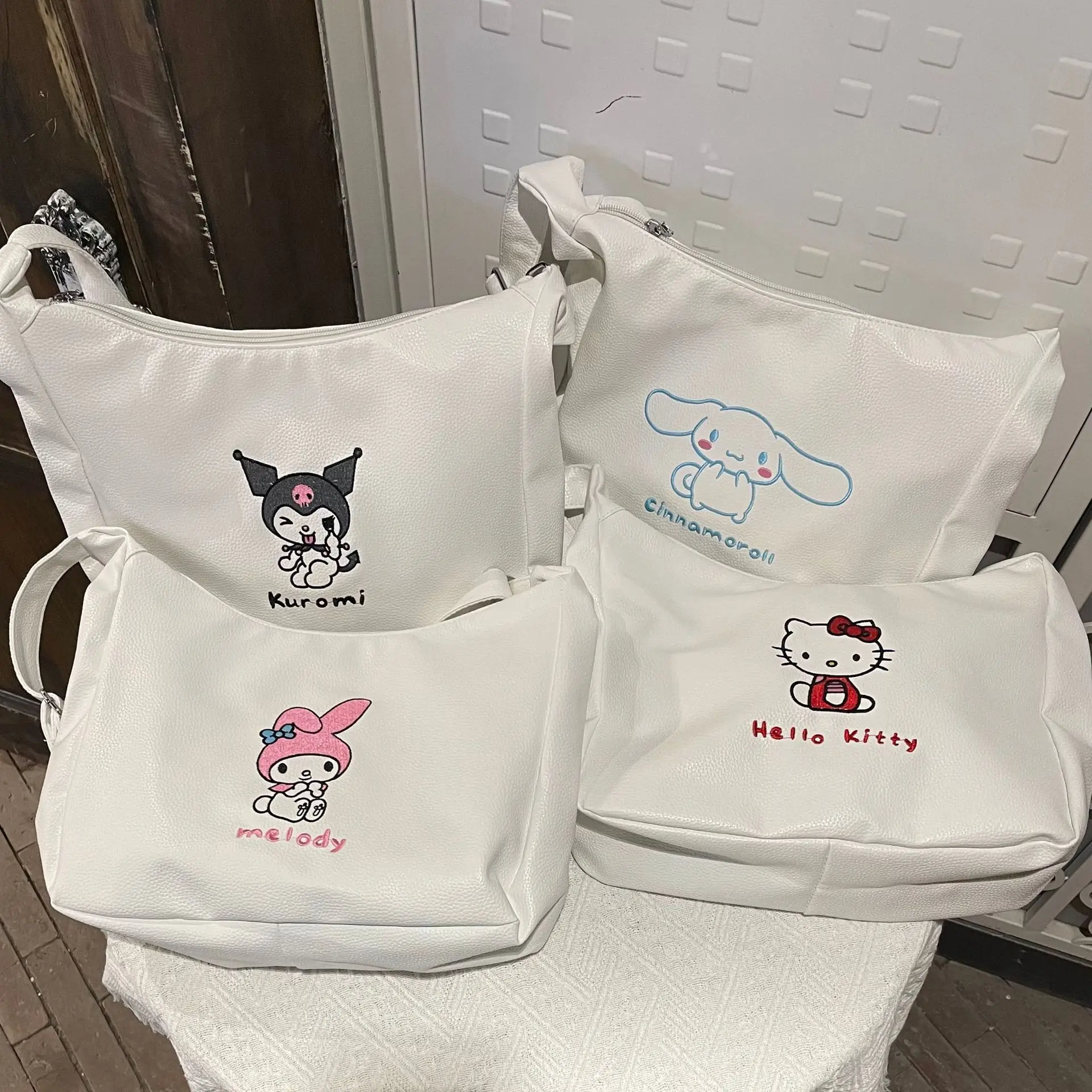 1 buah Sanrio Cinnamoroll, Kuromi, My Melody dan HelloKitty tas selempang kapasitas besar sederhana dan tas Satu bahu