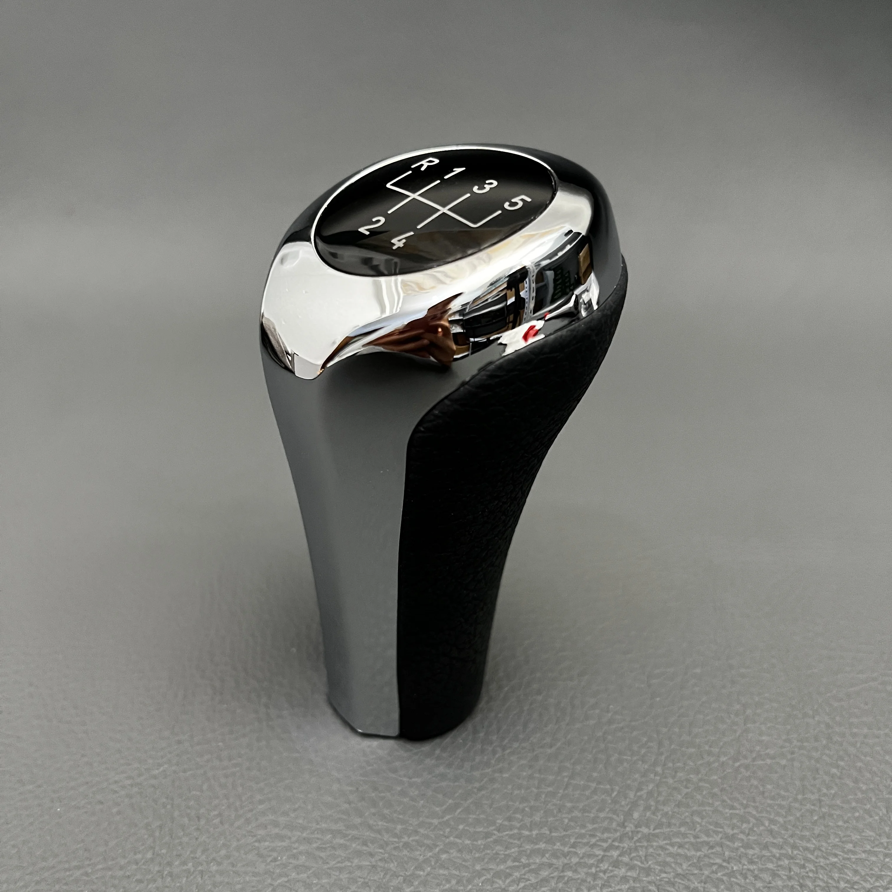 5-Gang-Schaltknauf für BMW 1 3 5 6 7 Serie E90 E91 E92 E93 E30 E36 E46 F30 Z4 E85 E86 X5 E53 – Detail 3