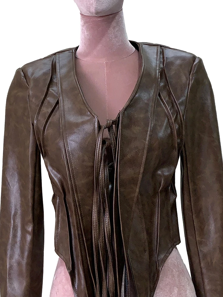 Mauroicardi 秋ショートフリンジディストレストブラウン Pu レザー非対称ジャケット女性タッセル V ネック高級デザイナー服