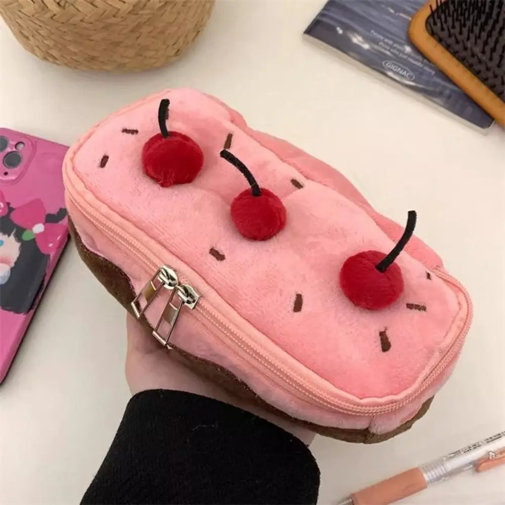 Borsa per penne in peluche di cartone animato Torta di ciliegio Borsa per cancelleria di grande capacità Organizzatore di cancelleria portatile multifunzione Studenti