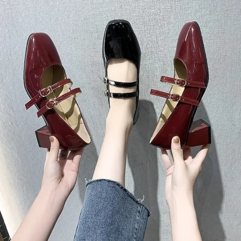 

2023 Spring Autumn Women Double Buckle Mary Janes Shoes Patent Leather Dress Shoes High Heels Pumps Retro Ladies Shoe Black Red