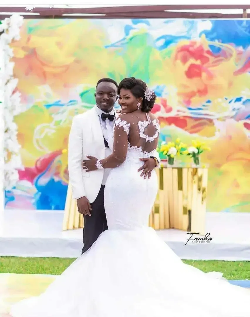 Maßgeschneidertes Brautkleid mit transparentem Ausschnitt, afrikanischen glänzenden Perlen und Applikationen, Robe De Mariée, Vintage-Brautkleid mit offenem Rücken und langen Ärmeln