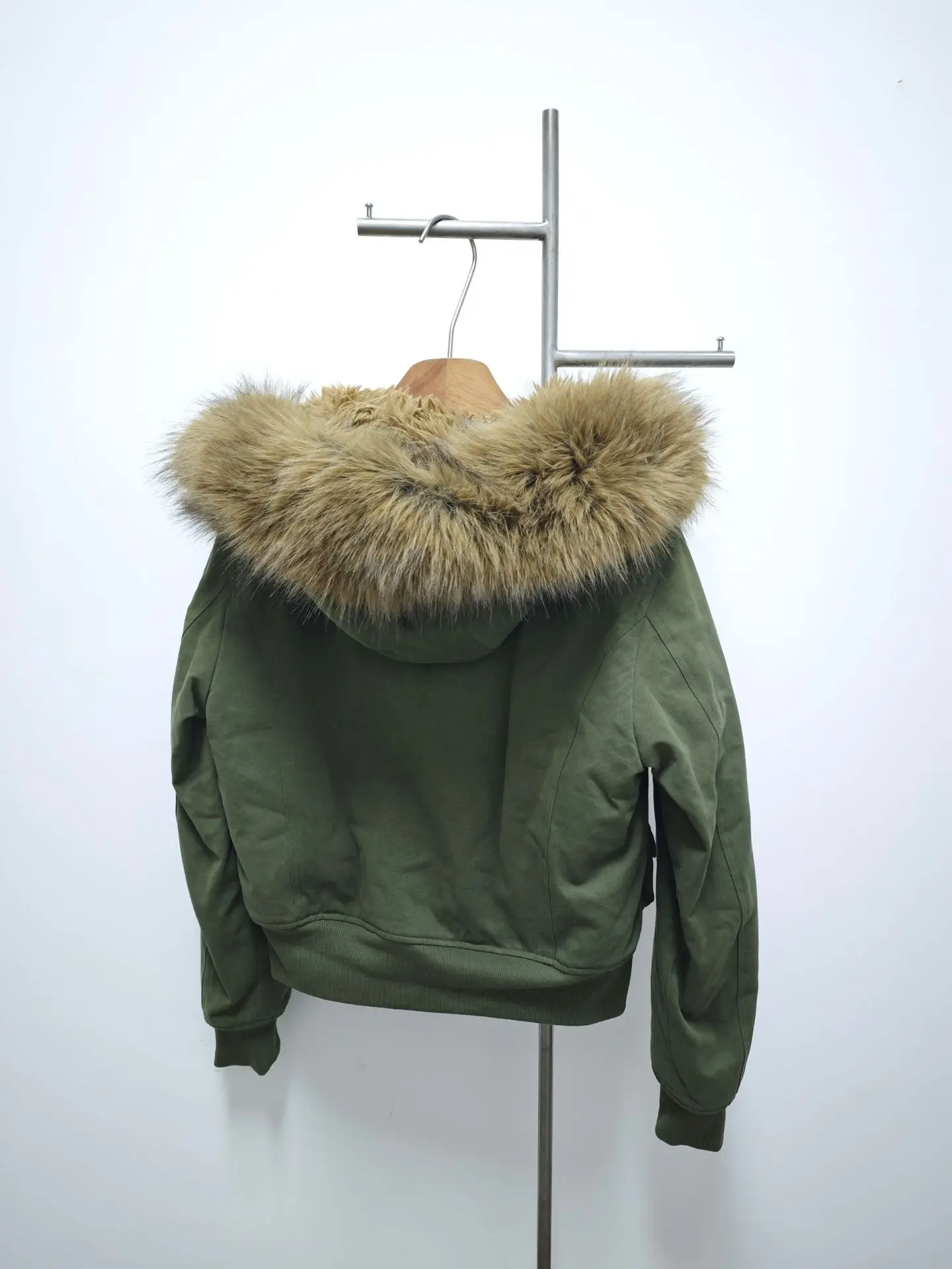 Women's utility-style padded jacket with a large fur-trimmed hood and plush lining – a versatile, warm choice for Winter 2026.