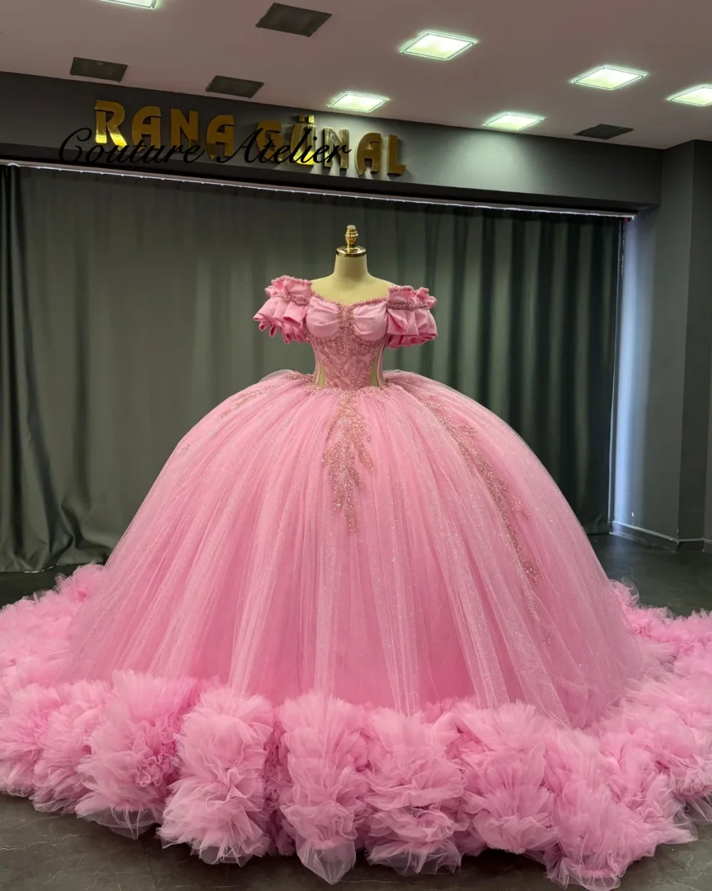 Розовые платья Quinceanera с открытыми плечами, бальное платье с золотой аппликацией, оборками и бусинами, мексиканское платье 2026, роскошное платье на день рождения по индивидуальному заказу