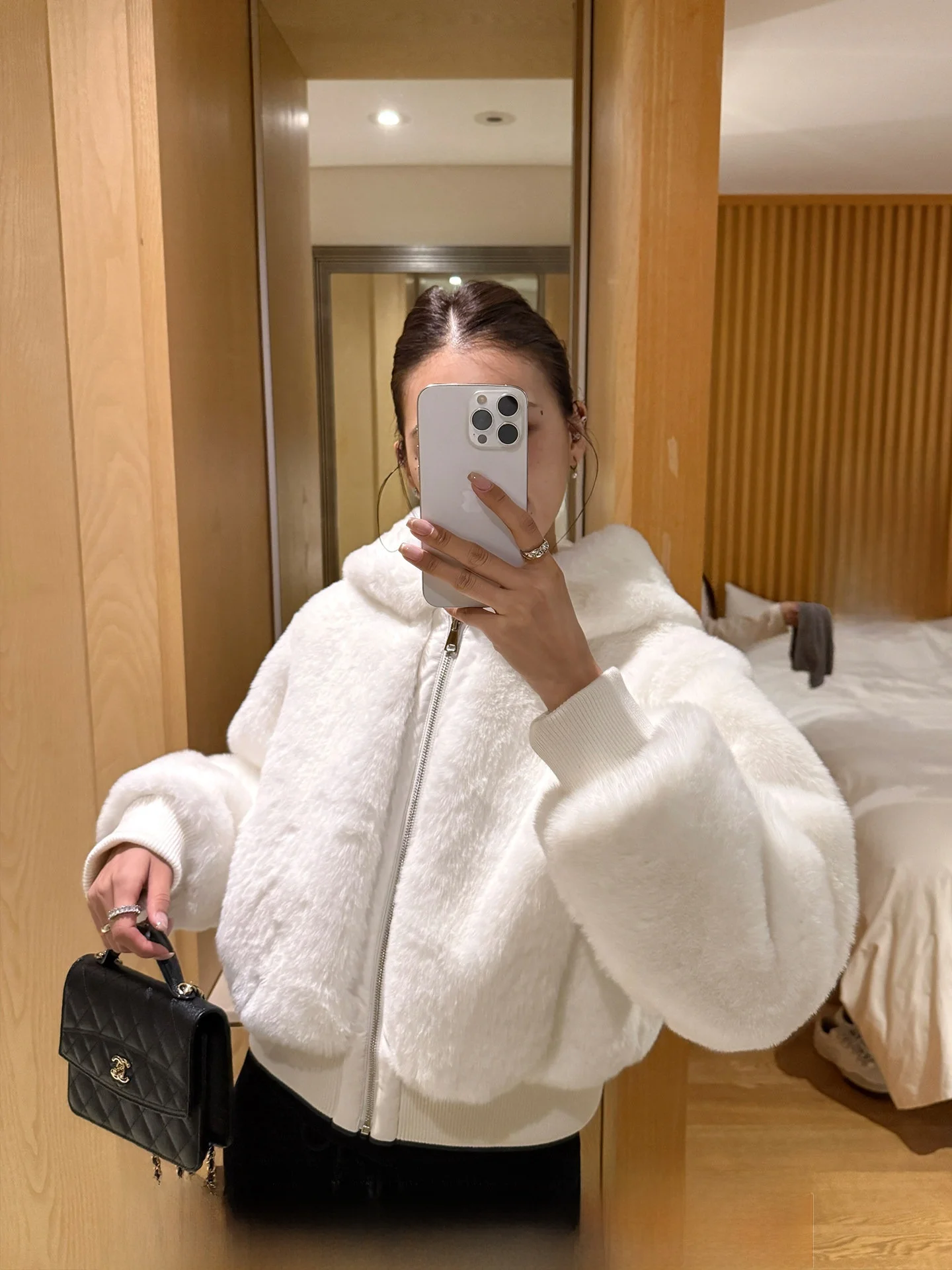 

Xzichic Women's Hooded Fur Jaet Winter Warmth Eco-friendly Synthetic Rabbit Fur Coat Long Sve ort Length Zipper Closure