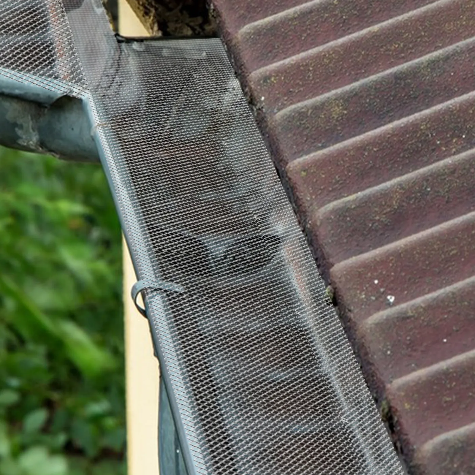 واقي مزراب ألومنيوم فضي حديث مقاس 5 بوصة × 100 قدم لحماية فعالة من الأوراق