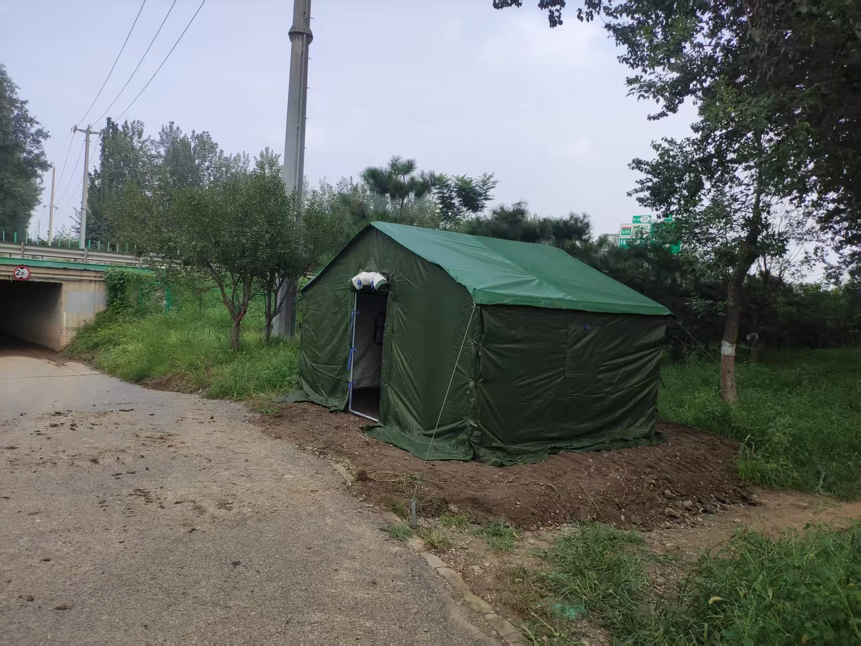 Customized winter outdoor waterproof Oxford canvas tent aluminum pole heavy activity tent shading emergency shelter