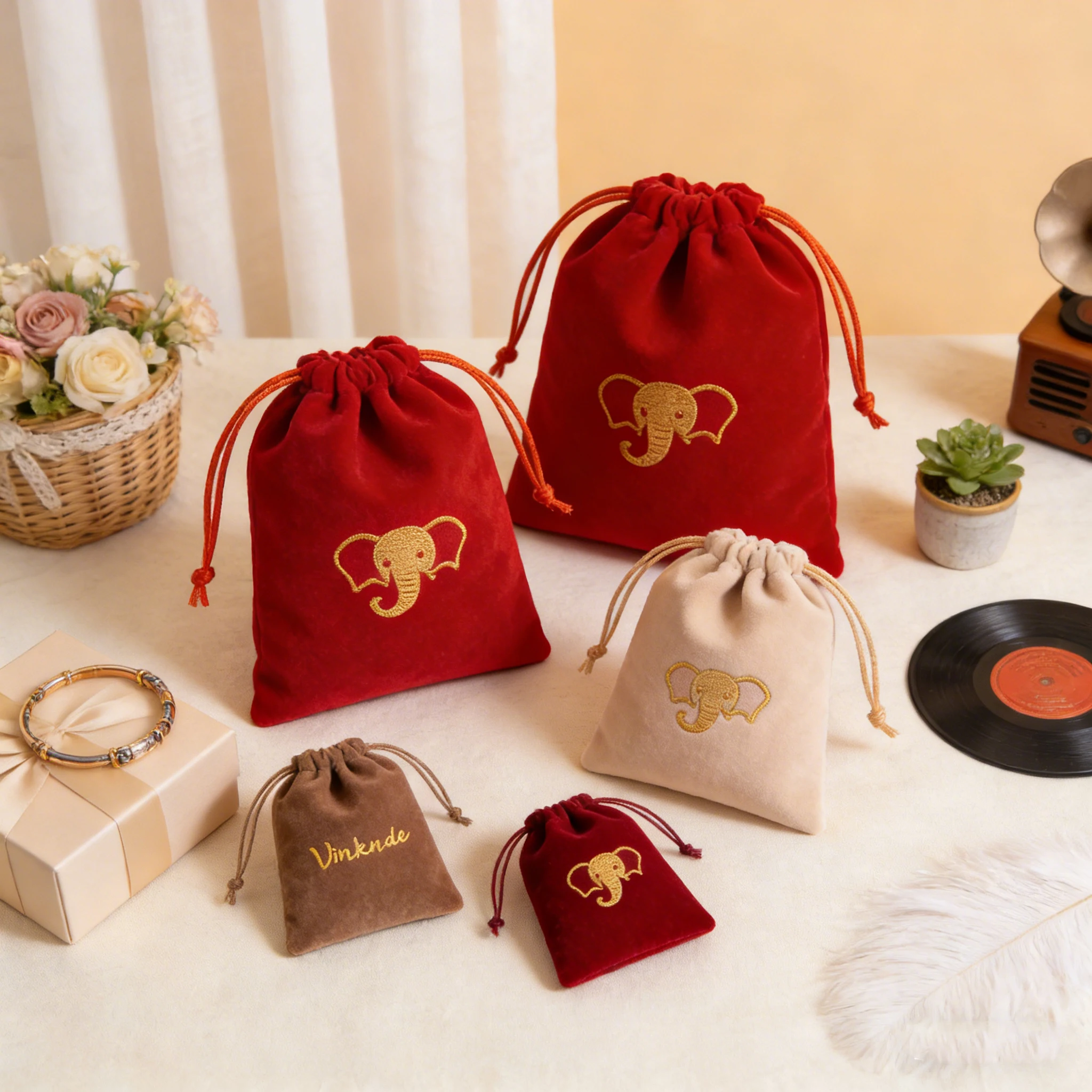 

Оптовая продажа: 100 шт. практичных бархатных мешочков для украшений на шнурке с индивидуальным логотипом, многоразовые, для покупок, путешествий, новогодних подарков, для хранения