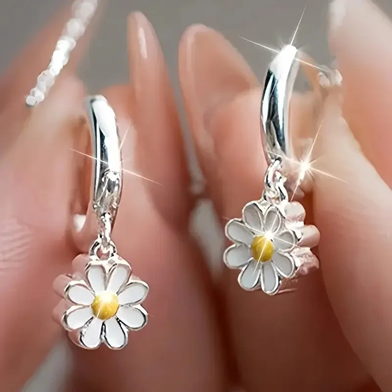 Damen-Ohrringe mit frischen, süßen weißen Gänseblümchen, blumenförmige Anhänger-Ohrringe, schlichtes und erfrischendes Accessoire für den täglichen Mode-Schmuck.
