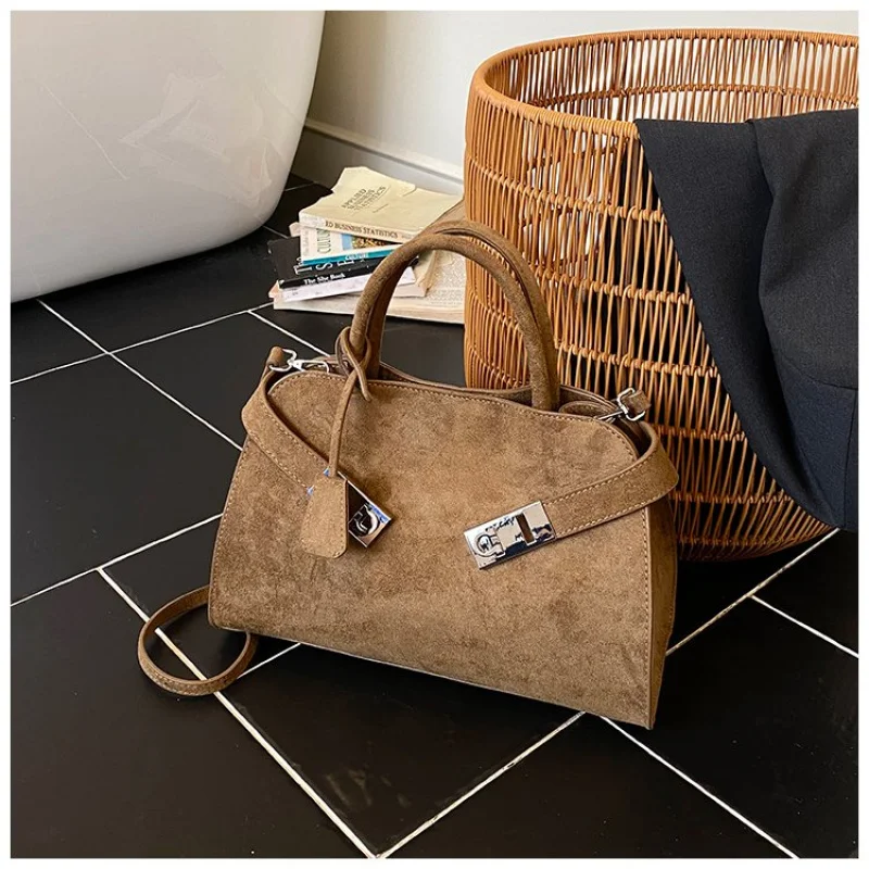 Sac à bandoulière pour femme à la mode en cuir de qualité supérieure avec un style tendance parisien et soigné ​