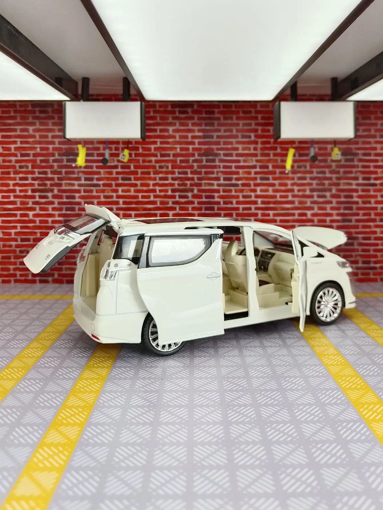 El modelo de coche de aleación 1:24 para puertas, capó del motor y el maletero se puede abrir tiene funciones de sonido y iluminación simuladas, detalles ricos.