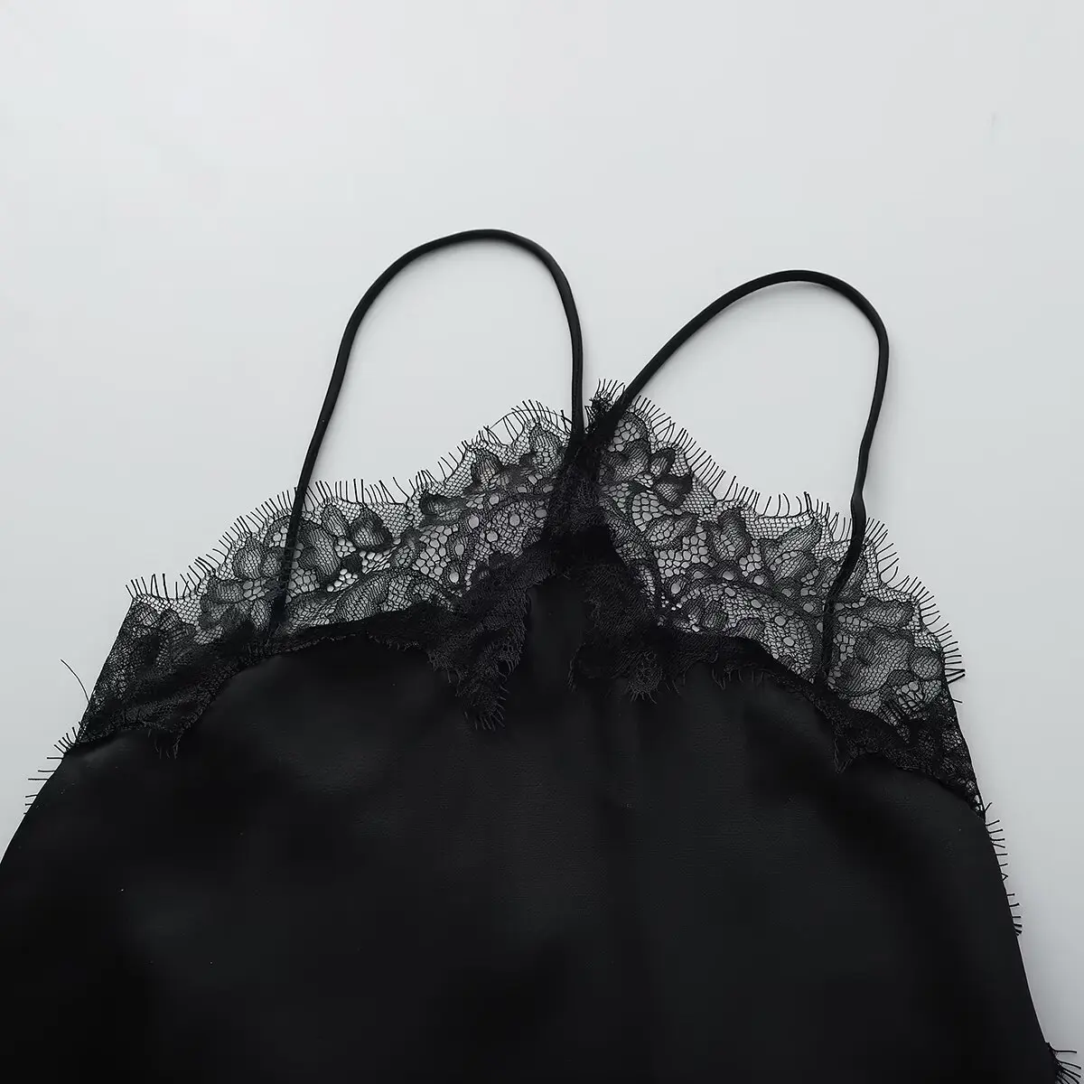 فستان نسائي صيفي جديد موديل 2025 مزين بالدانتيل أنيق ومثير بدون أكمام ورقبة رسن غير منتظمة من الساتان