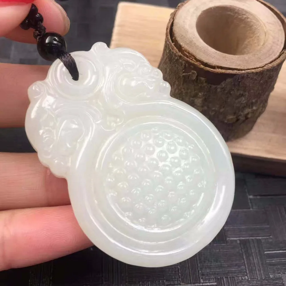 Exquisite and Tian Yu carved retro business into a pendant