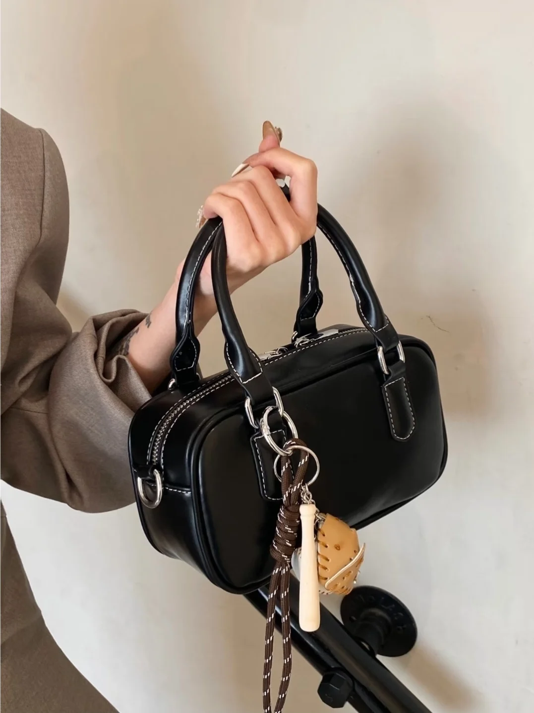 

Large Capaci Commuter Tote Bag Women's 2025 New Handheld Bowling Bag Premium Feeling Single oulder Boston Bag