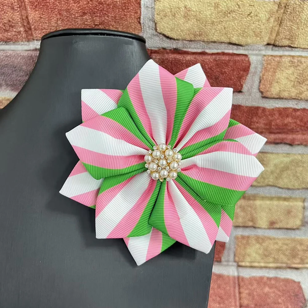 Broche de ramillete de joyería de regalo hermoso de hermandad con pétalos de rayas de cinta verde rosa personalizado