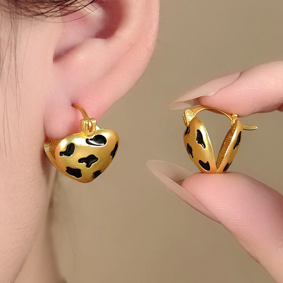 French Retro Enamel Leopard Print U-shaped Ear Buckle Women Temperament Earrings Party and Daily Wear Fashion Jewelry
