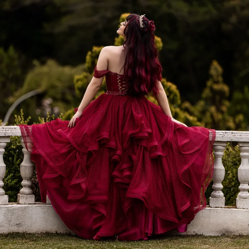 Brilhante borgonha quinceanera vestido de cristal glitter decalque renda camadas cauda longa vestidos de 15 quinceanera ﻿ Personalizar