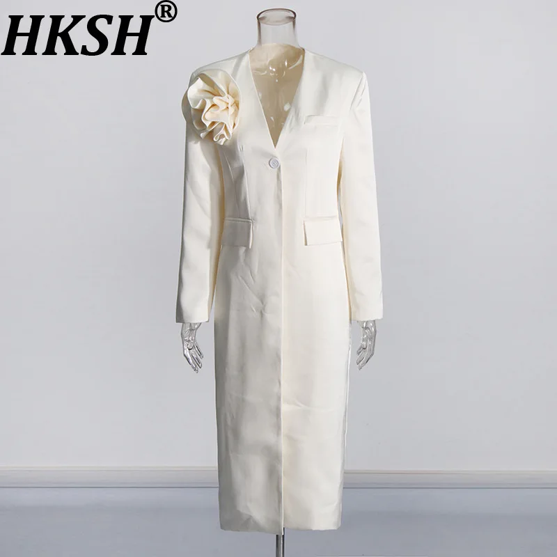

HKSH Autumn Winter Women French Elegant Medium Length Blazer Trend V-neck Three-dimensional Flower Decoration Windbreaker HK8963