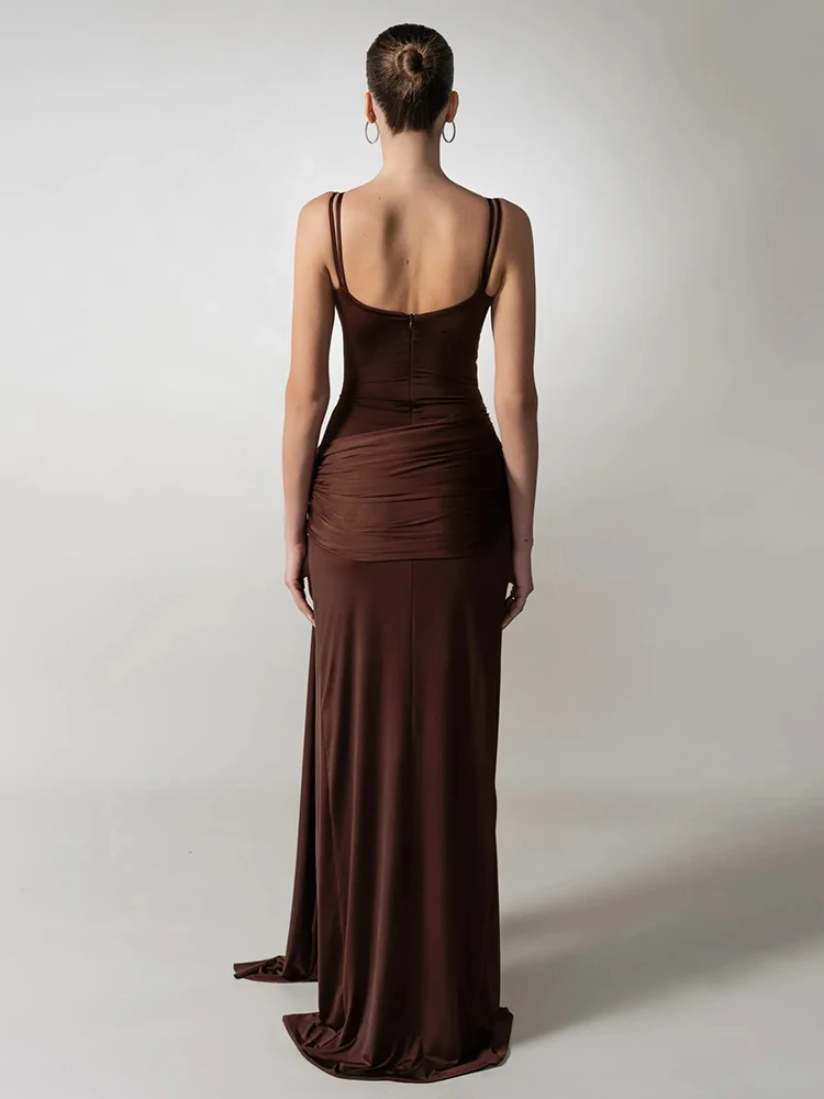 Vestido drapeado sem mangas com tiras marrom chocolate VC com fenda alta e detalhes recortados para vestido formal de festa de jantar