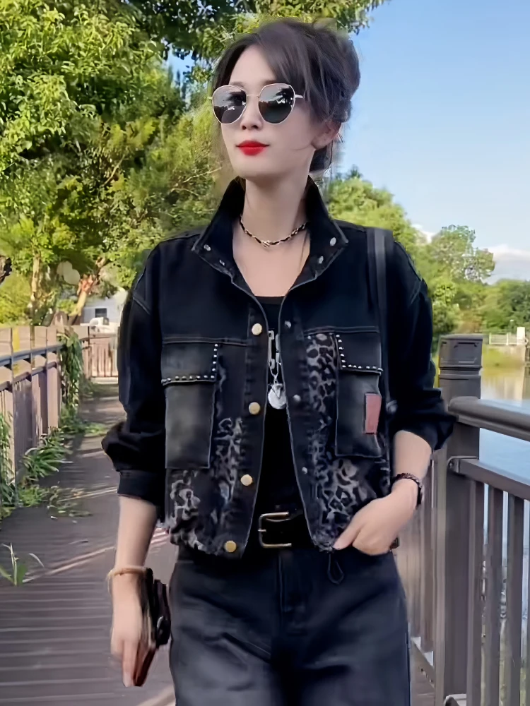 Modna kurtka jeansowa w panterkę damska, elegancka, codzienna, luźny krój, długi rękaw, zapinana na guziki, wyszczuplająca odzież wierzchnia.
