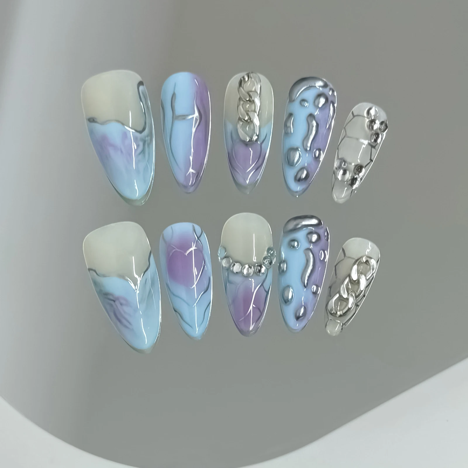 10-pecas-de-unhas-posticas-artesanais-y2k-estilo-doce-e-descolado-formato-amendoa-com-detalhes-em-metal-prateado-estilo-punk-removiveis-e-prontas-para-usar