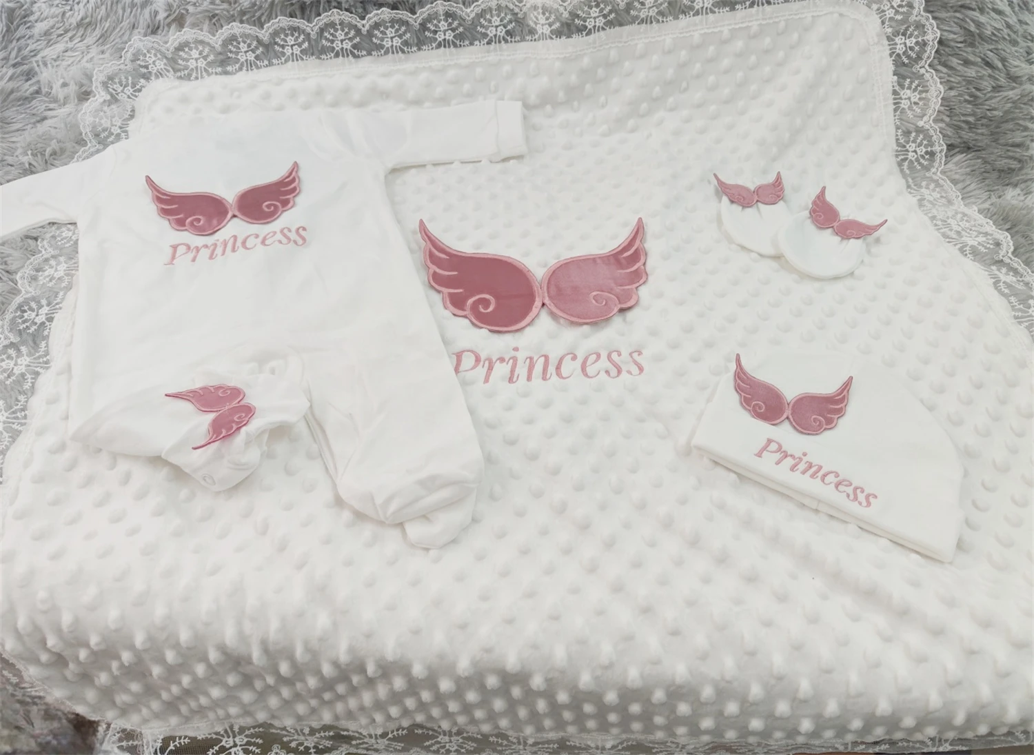 優雅なソフトピンクの天使刺繍入りベビーロンパース、お揃いの帽子と靴下、レースのバブルブランケット、新生児の記念ギフト