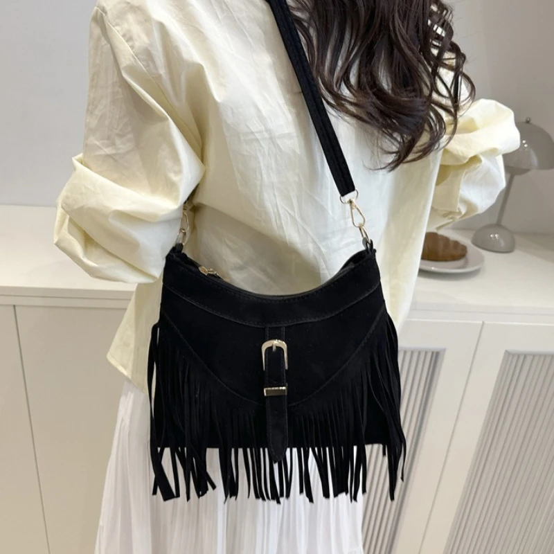 Wildleder-Umhängetaschen mit Fransen und Metallschnalle, verstellbarer Riemen, Halbmond-Umhängetasche im Western-Stil für Damen, für Reisen und den Alltag – Detail 5