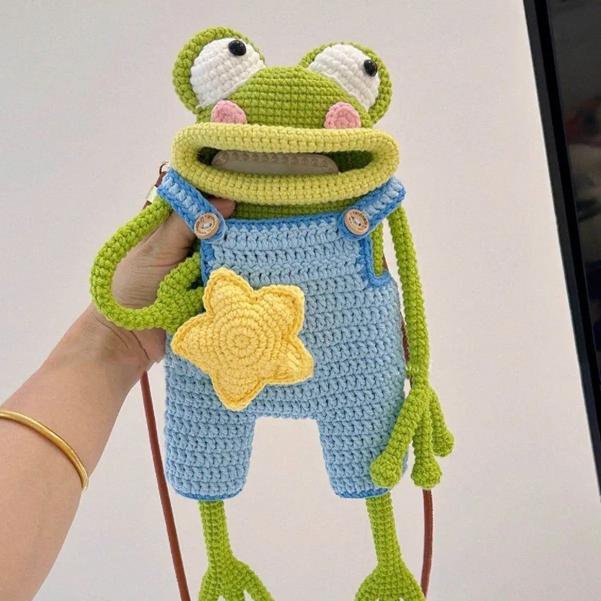 bolsa-transversal-de-croche-artesanal-com-design-de-sapo-de-boca-grande-e-estilo-'sausage'-fofo-e-feio-material-diy-para-celular-acessorio-de-moda