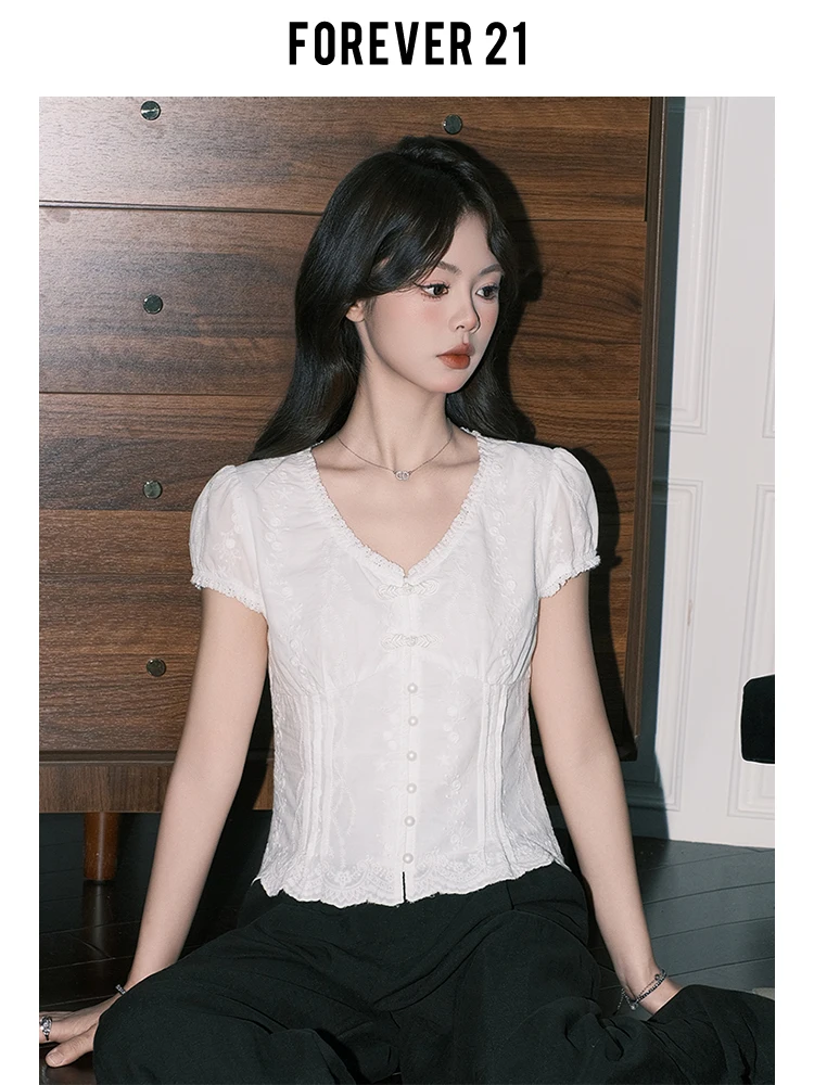 Biała bluzka Forever2 z dekoltem w serek, koronką, guzikami, dopasowana, letnia, wyszczuplająca, podkreślająca talię, w stylu francuskim, jednolita.