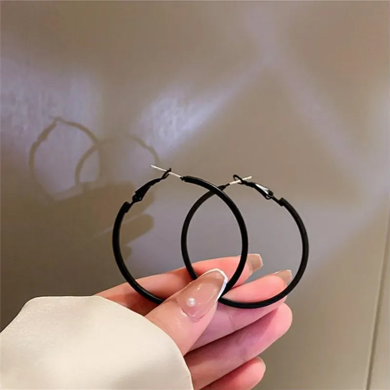 Women Black Hoop Earrings Geometric Circular Circles Jewelry for Ladies Vintage Round Earrings Baking Varnish Ear Decorations