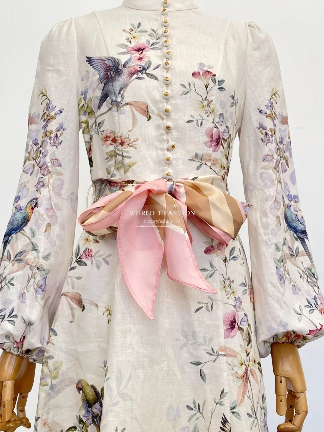 فستان ميدي بأكمام طويلة وطبعة طيور بيضاء لعام 2025 جديد