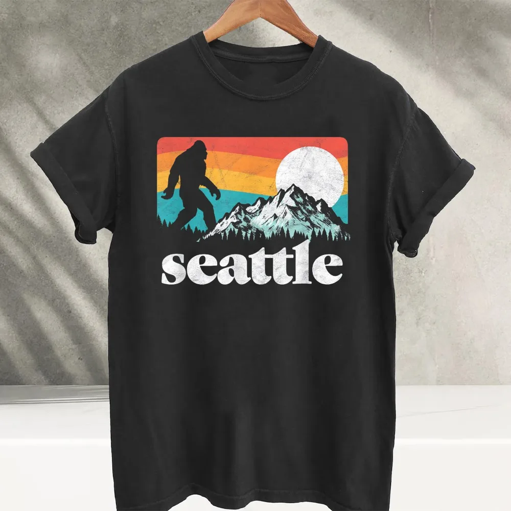 Seattle Bigfoot Retro Sunset Mountain Graphic T‑Shirt Men Vintage Rainbow Outdoor Wilderness Sasquatch Print Cotton Casual Tees