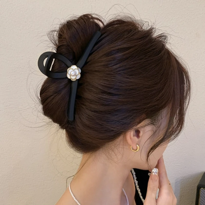 Large, Elegant Black Matte Camellia Hair Clip, French Style, New Design, High-end Shark Clip for The Back of The Head.