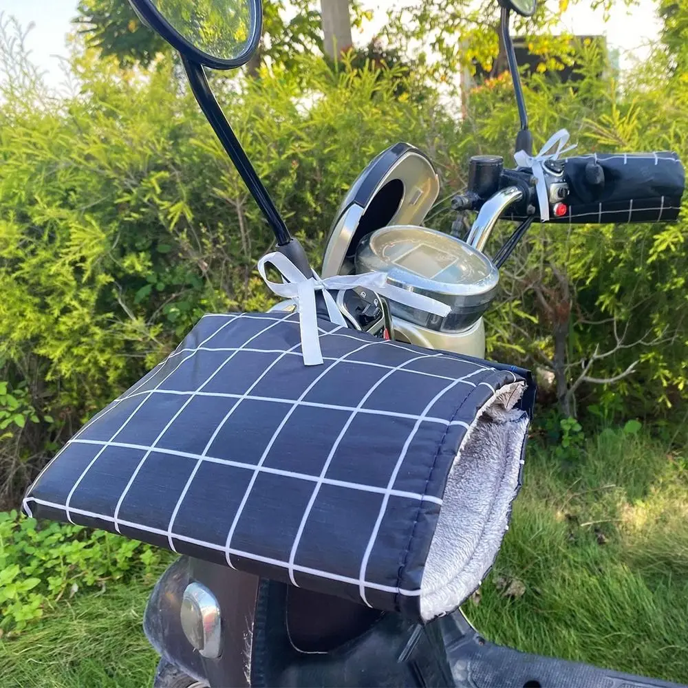 Capa de pelúcia para guidão de bicicleta elétrica, à prova d'água, à prova de vento, mangas macias e confortáveis