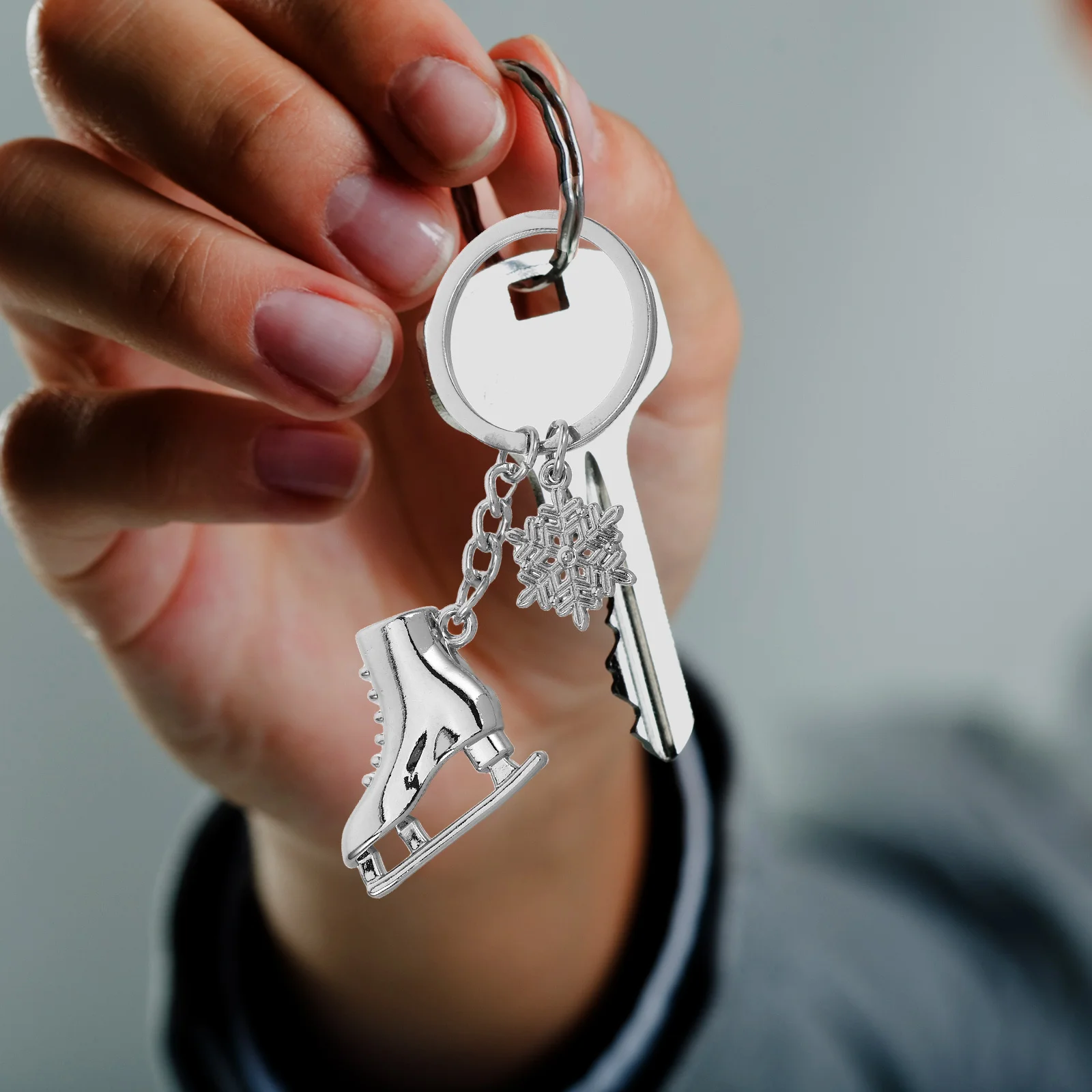 

Metal Ice Skate Charm Keychain with Snowflake Design Skating Lover Jewelry Pendant Accessory Party Favors for Girls